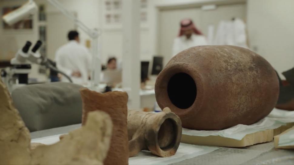 Descoperire arheologică de tezaur: Un vas medieval, plin cu aur, argint și bijuterii cu nestemate, a fost găsit pe un drum spre Mecca 1072313