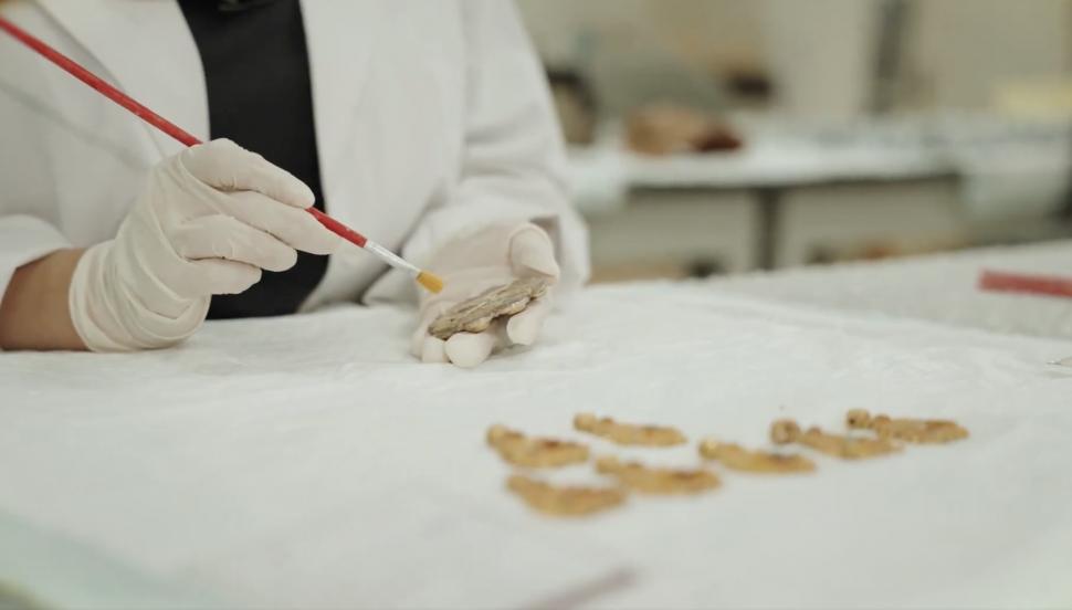 Descoperire arheologică de tezaur: Un vas medieval, plin cu aur, argint și bijuterii cu nestemate, a fost găsit pe un drum spre Mecca 1072315