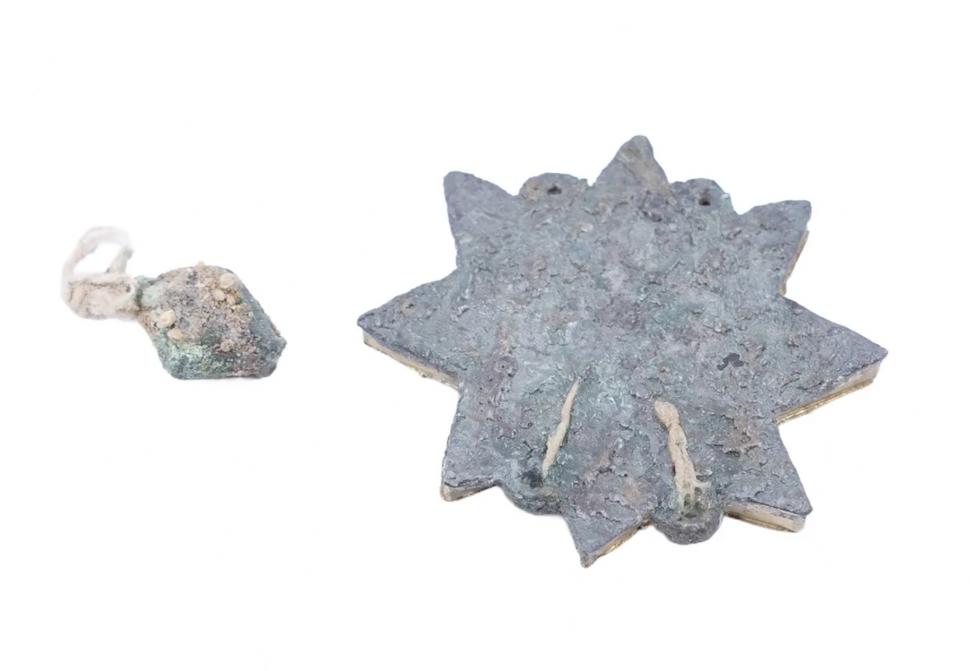 Descoperire arheologică de tezaur: Un vas medieval, plin cu aur, argint și bijuterii cu nestemate, a fost găsit pe un drum spre Mecca 1072318