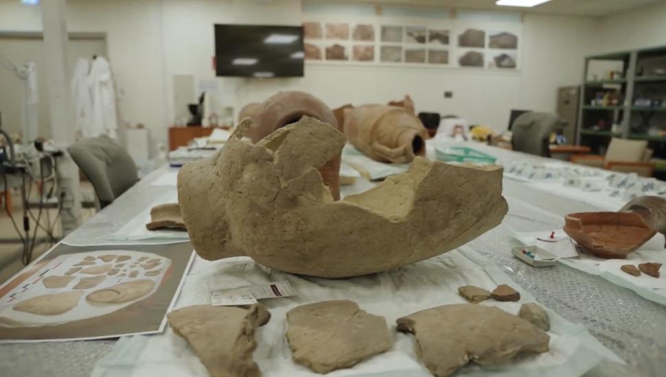 Descoperire arheologică de tezaur: Un vas medieval, plin cu aur, argint și bijuterii cu nestemate, a fost găsit pe un drum spre Mecca 1072320
