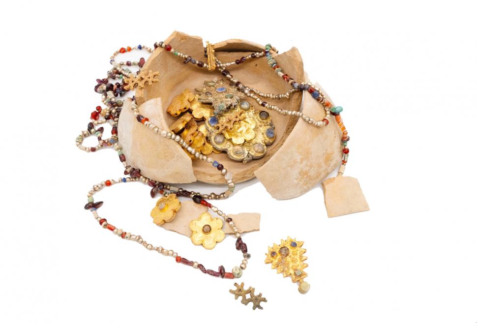 Descoperire arheologică de tezaur: Un vas medieval, plin cu aur, argint și bijuterii cu nestemate, a fost găsit pe un drum spre Mecca 1072334