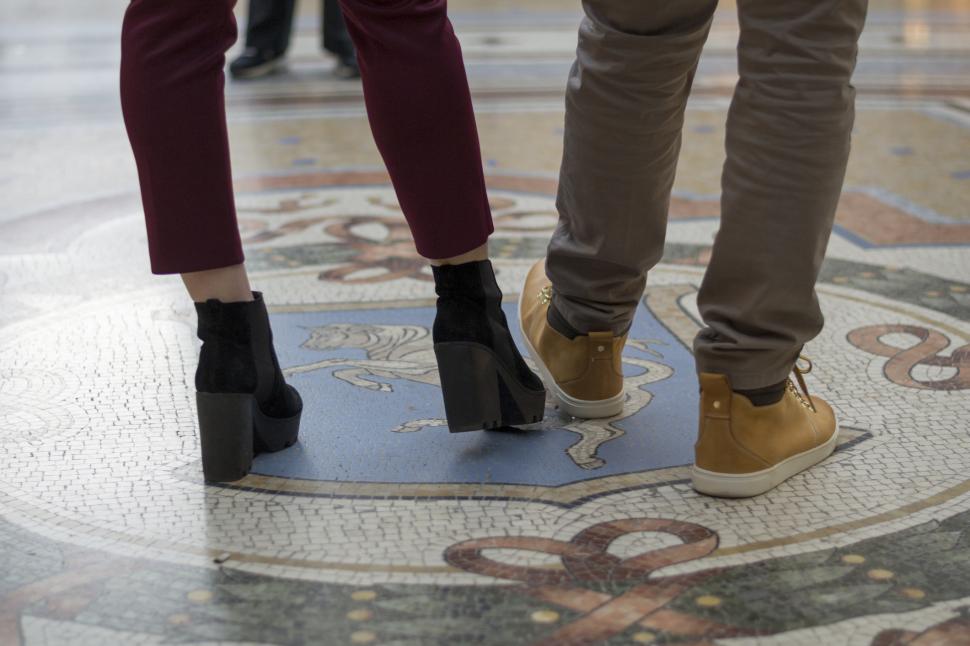 Italia restaurează testiculele norocoase ale taurului de pe celebrul mozaic din Milano, uzate de turiști 1072561
