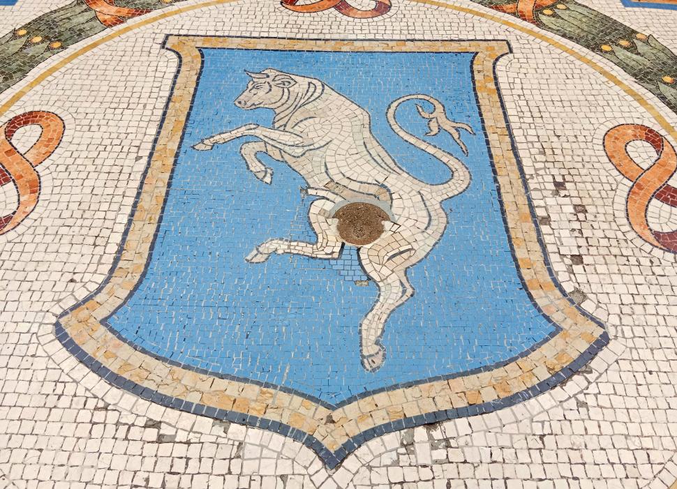 Italia restaurează testiculele norocoase ale taurului de pe celebrul mozaic din Milano, uzate de turiști 1072564