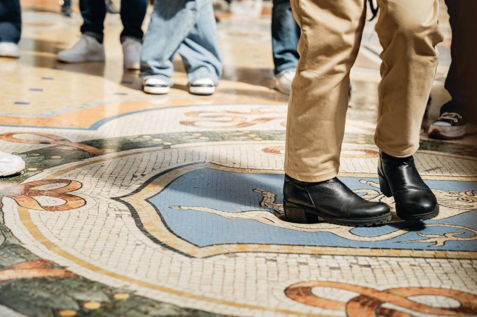 Italia restaurează testiculele norocoase ale taurului de pe celebrul mozaic din Milano, uzate de turiști 1072566