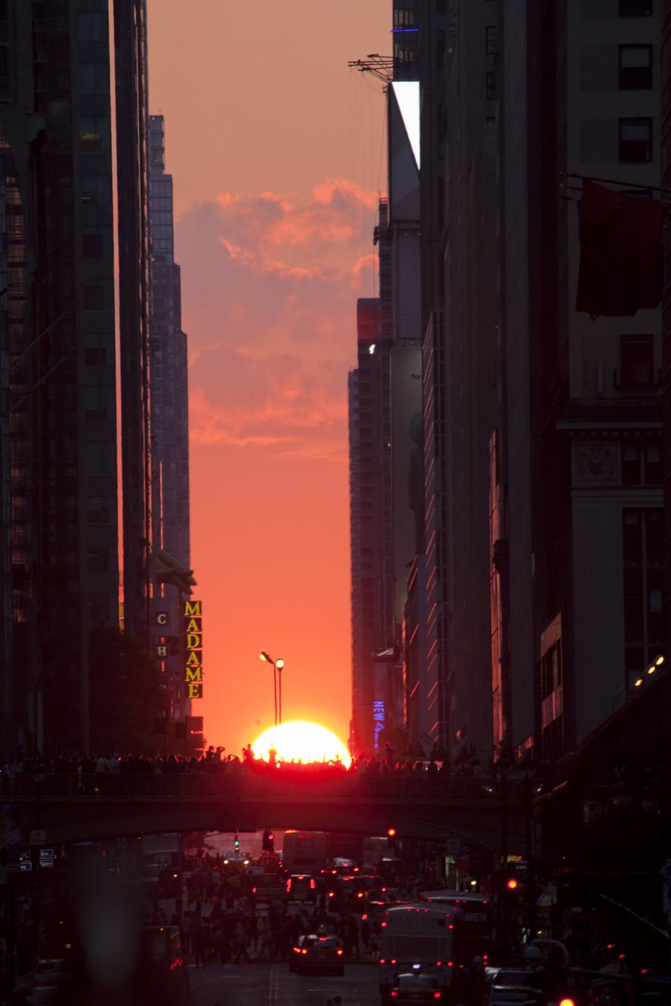 Proiectarea străzilor din New York în 1811 a dat naștere din greșeală unui fenomen unic în lume: Manhattanhenge. Are loc de 4 ori pe an 1072803