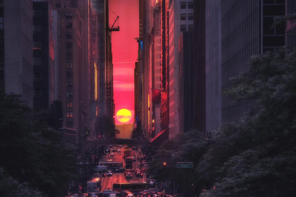 Proiectarea străzilor din New York în 1811 a dat naștere din greșeală unui fenomen unic în lume: Manhattanhenge. Are loc de 4 ori pe an 1072804