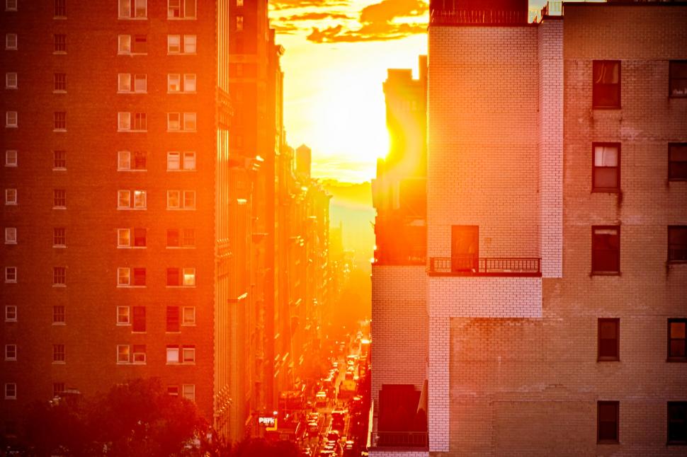 Proiectarea străzilor din New York în 1811 a dat naștere din greșeală unui fenomen unic în lume: Manhattanhenge. Are loc de 4 ori pe an 1072805