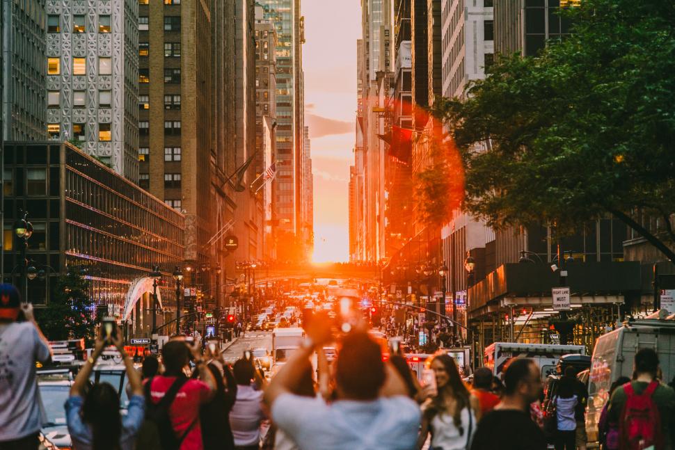 Proiectarea străzilor din New York în 1811 a dat naștere din greșeală unui fenomen unic în lume: Manhattanhenge. Are loc de 4 ori pe an 1072808
