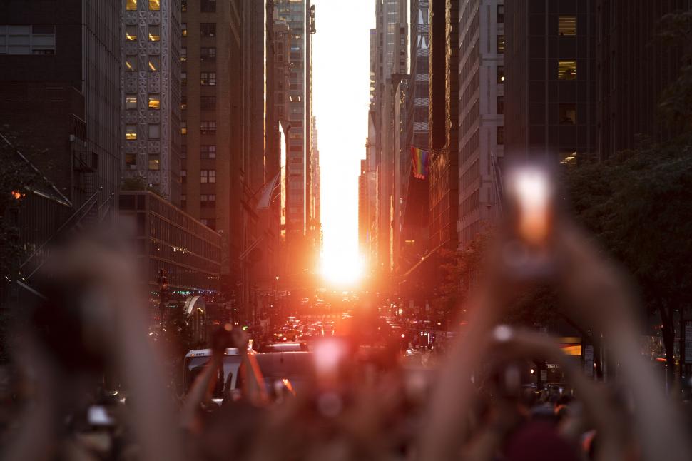 Proiectarea străzilor din New York în 1811 a dat naștere din greșeală unui fenomen unic în lume: Manhattanhenge. Are loc de 4 ori pe an 1072809