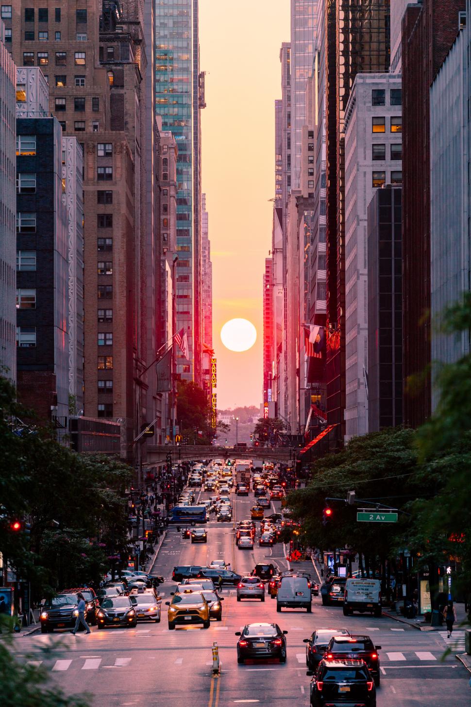 Proiectarea străzilor din New York în 1811 a dat naștere din greșeală unui fenomen unic în lume: Manhattanhenge. Are loc de 4 ori pe an 1072812