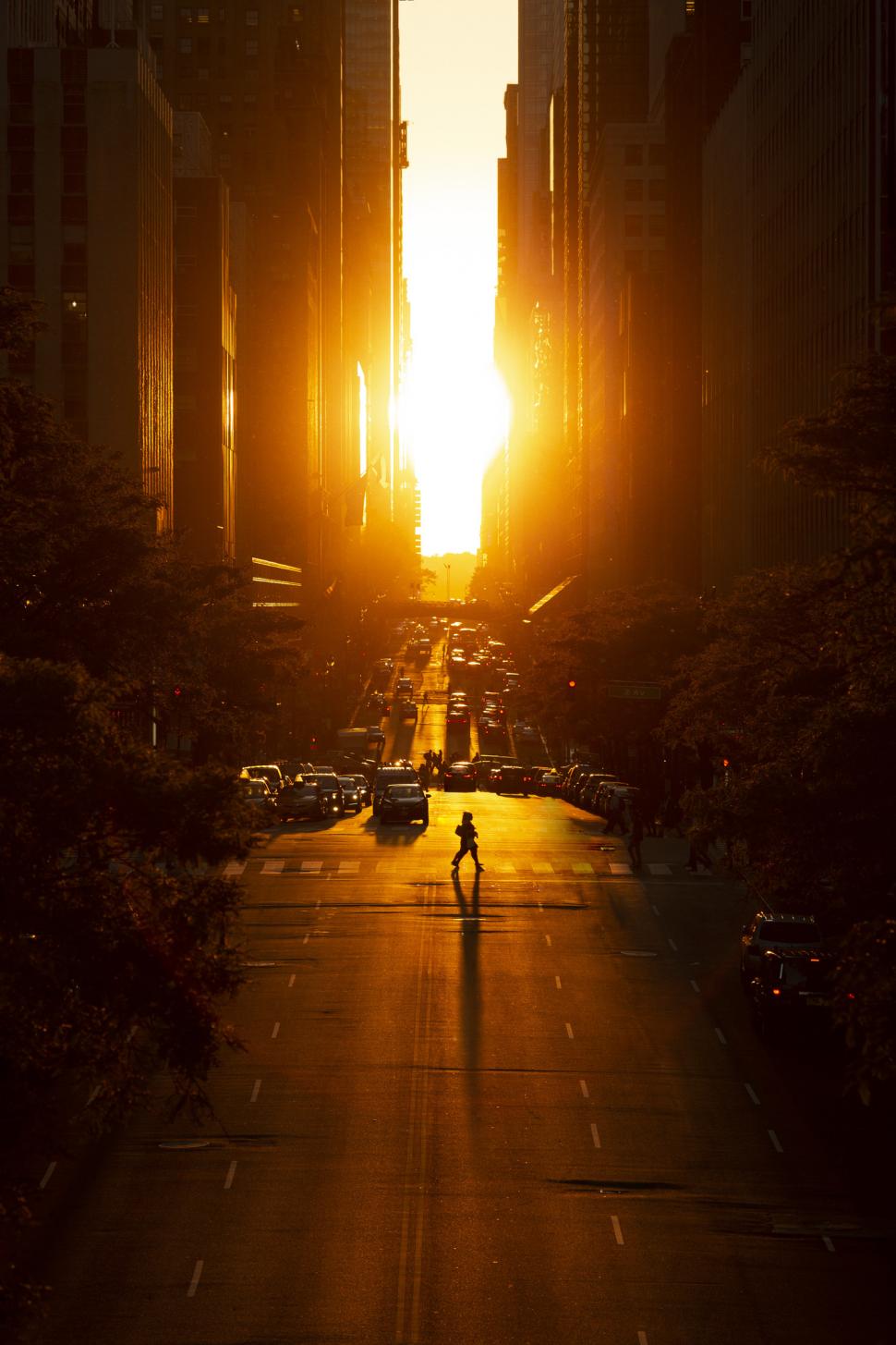 Proiectarea străzilor din New York în 1811 a dat naștere din greșeală unui fenomen unic în lume: Manhattanhenge. Are loc de 4 ori pe an 1072813
