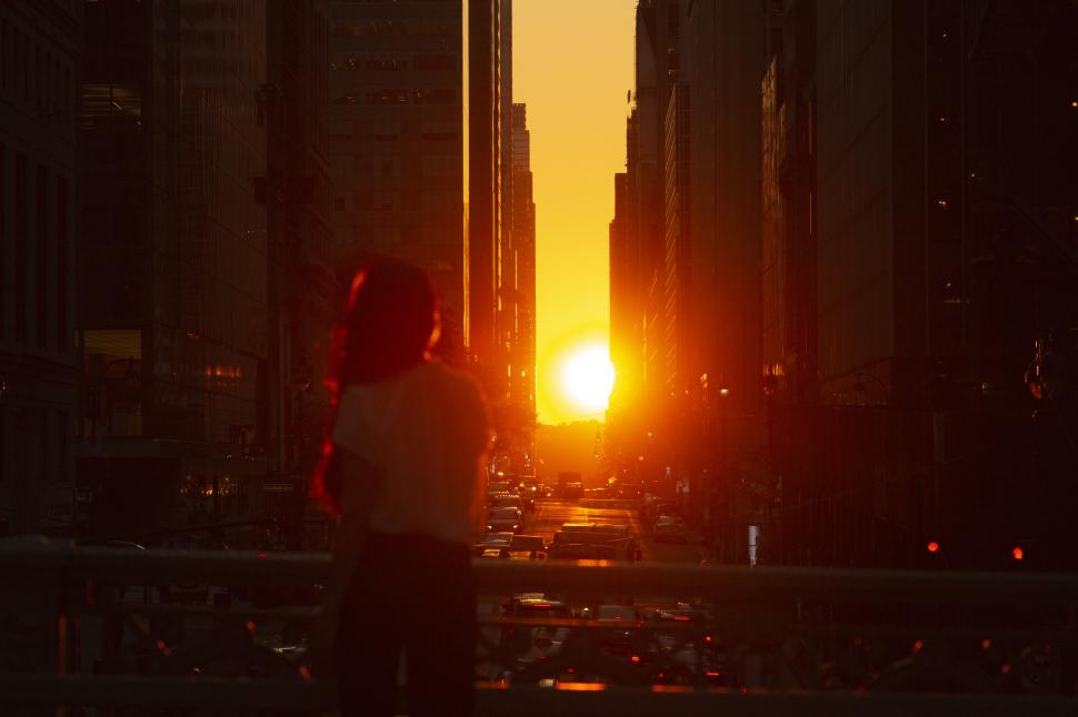 Proiectarea străzilor din New York în 1811 a dat naștere din greșeală unui fenomen unic în lume: Manhattanhenge. Are loc de 4 ori pe an 1072814