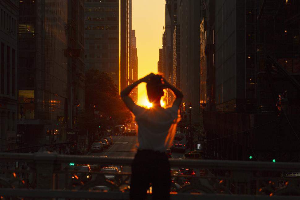 Proiectarea străzilor din New York în 1811 a dat naștere din greșeală unui fenomen unic în lume: Manhattanhenge. Are loc de 4 ori pe an 1072815