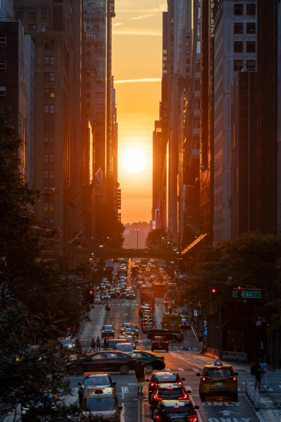 Proiectarea străzilor din New York în 1811 a dat naștere din greșeală unui fenomen unic în lume: Manhattanhenge. Are loc de 4 ori pe an 1072818