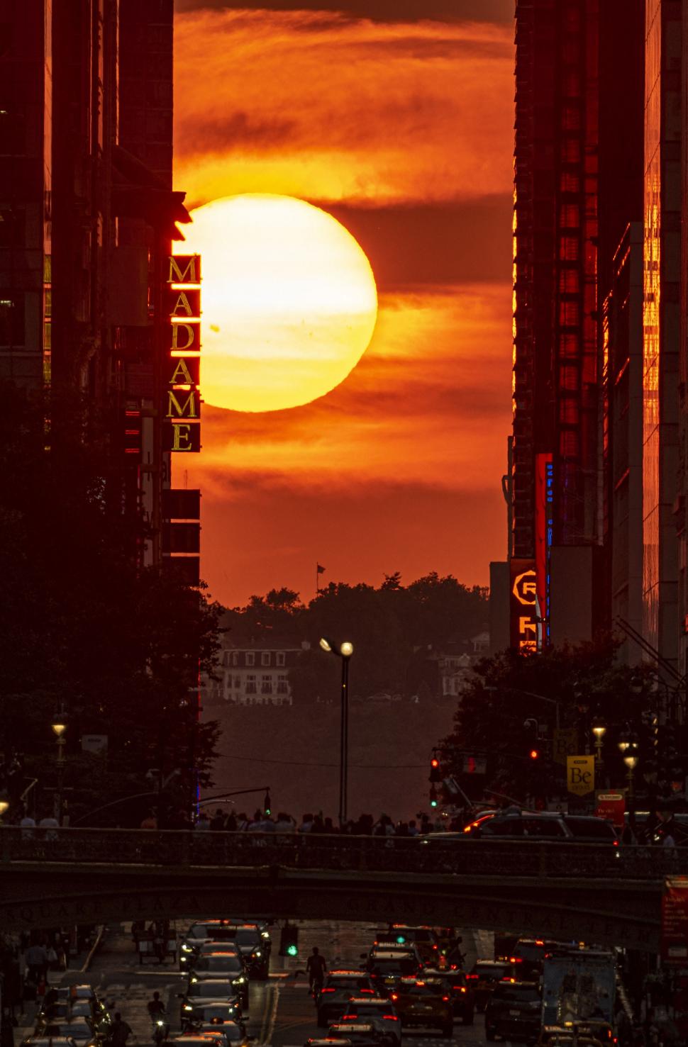 Proiectarea străzilor din New York în 1811 a dat naștere din greșeală unui fenomen unic în lume: Manhattanhenge. Are loc de 4 ori pe an 1072819