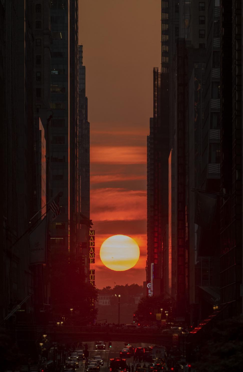 Proiectarea străzilor din New York în 1811 a dat naștere din greșeală unui fenomen unic în lume: Manhattanhenge. Are loc de 4 ori pe an 1072820