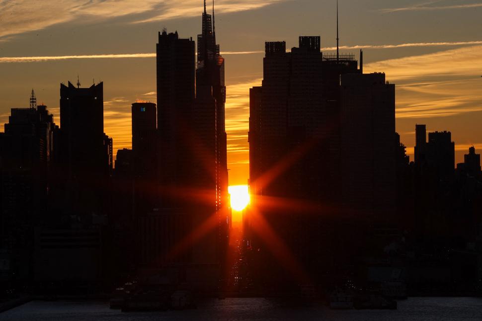 Proiectarea străzilor din New York în 1811 a dat naștere din greșeală unui fenomen unic în lume: Manhattanhenge. Are loc de 4 ori pe an 1072821