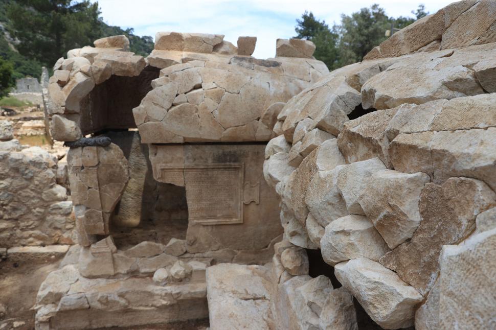Descoperire arheologică rară, în orașul antic Olympos: Un sarcofag bogat în ornamente a fost găsit într-un mormânt monumental 1073243