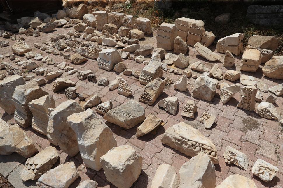 Descoperire arheologică rară, în orașul antic Olympos: Un sarcofag bogat în ornamente a fost găsit într-un mormânt monumental 1073245