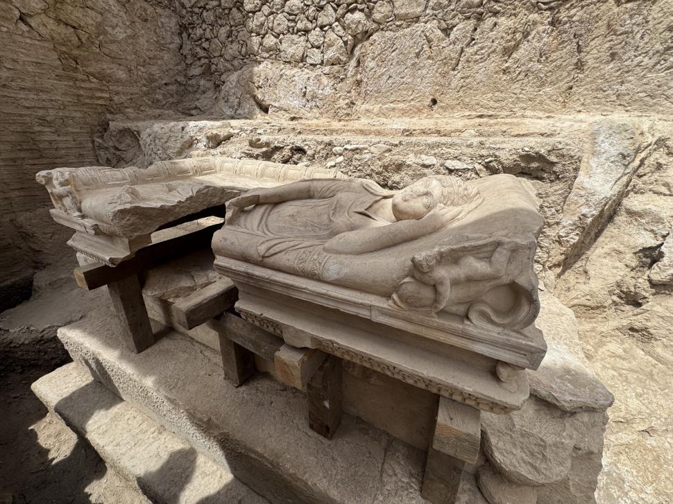 Descoperire arheologică rară, în orașul antic Olympos: Un sarcofag bogat în ornamente a fost găsit într-un mormânt monumental 1073247