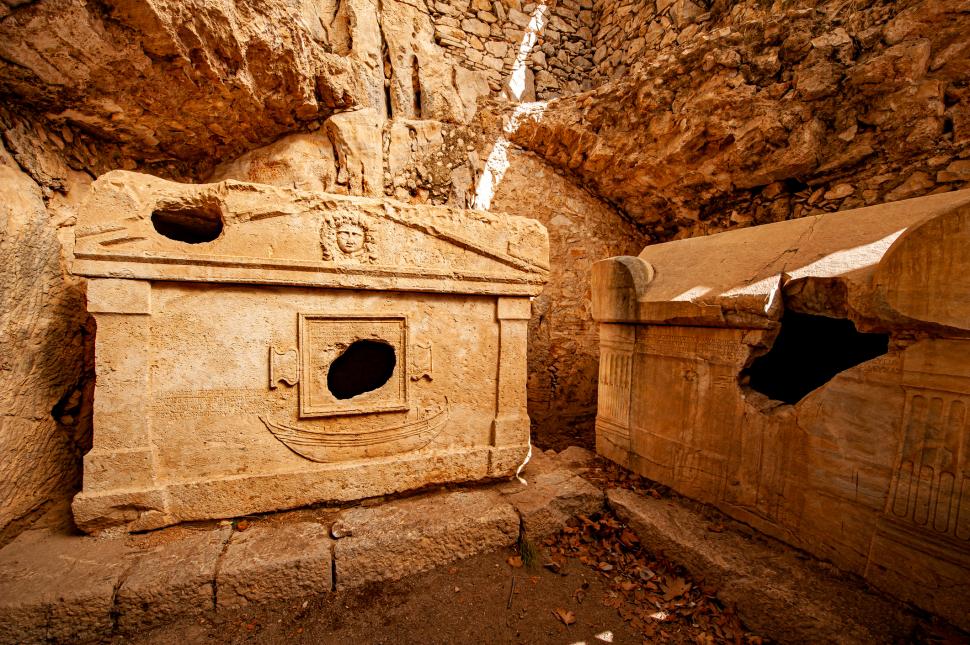 Descoperire arheologică rară, în orașul antic Olympos: Un sarcofag bogat în ornamente a fost găsit într-un mormânt monumental 1073248