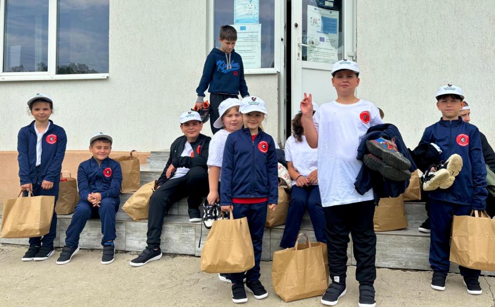 Haine, dulciuri și pachete cu hrană pentru copiii din Jurgureni, de ziua lor. Fundația Carmistin și La Provinicia le-au oferit darurile 1073228