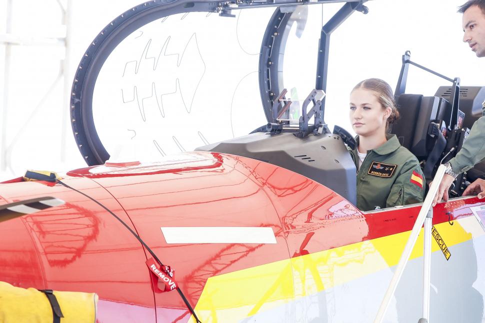 Leonor, viitoarea regină a Spaniei, a obţinut insigna de paraşutist 1073662