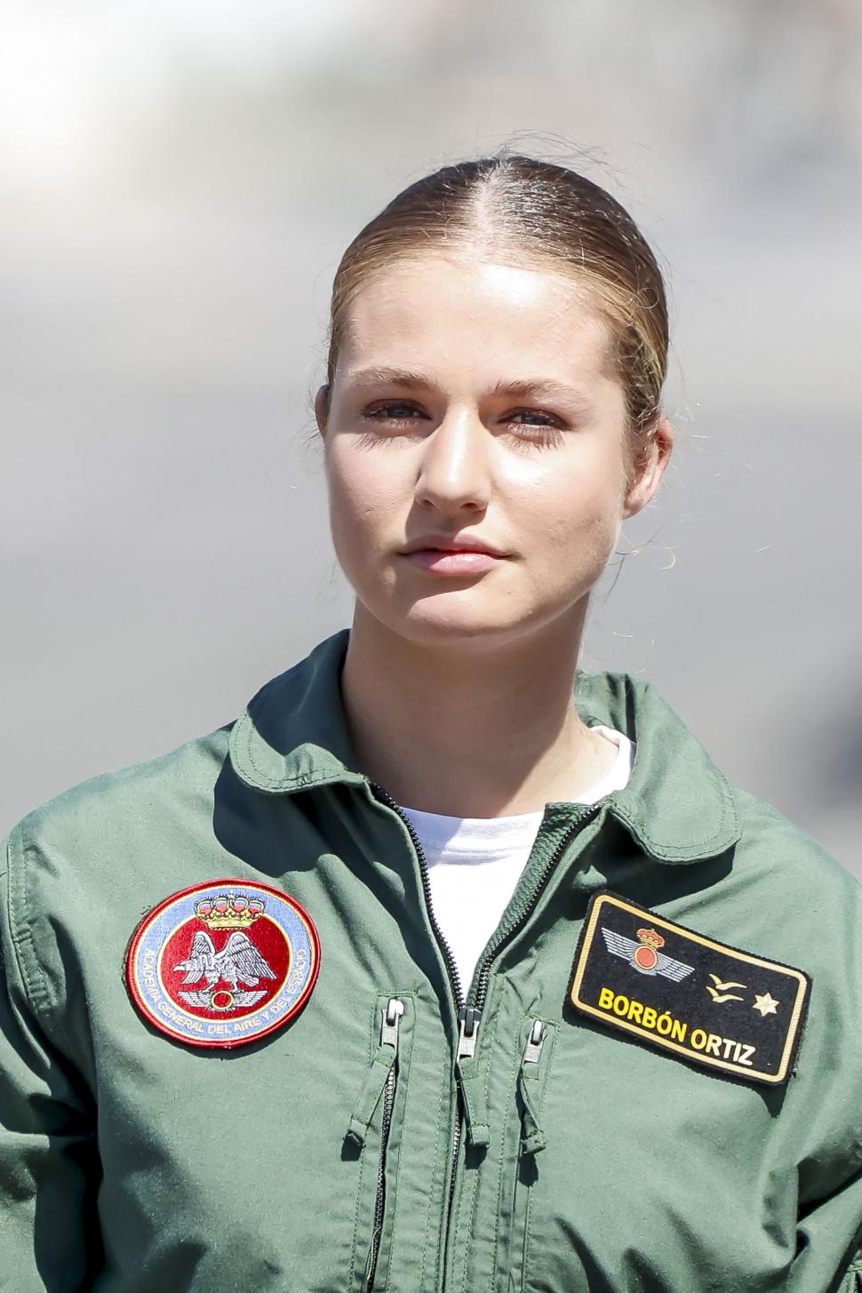 Leonor, viitoarea regină a Spaniei, a obţinut insigna de paraşutist 1073668
