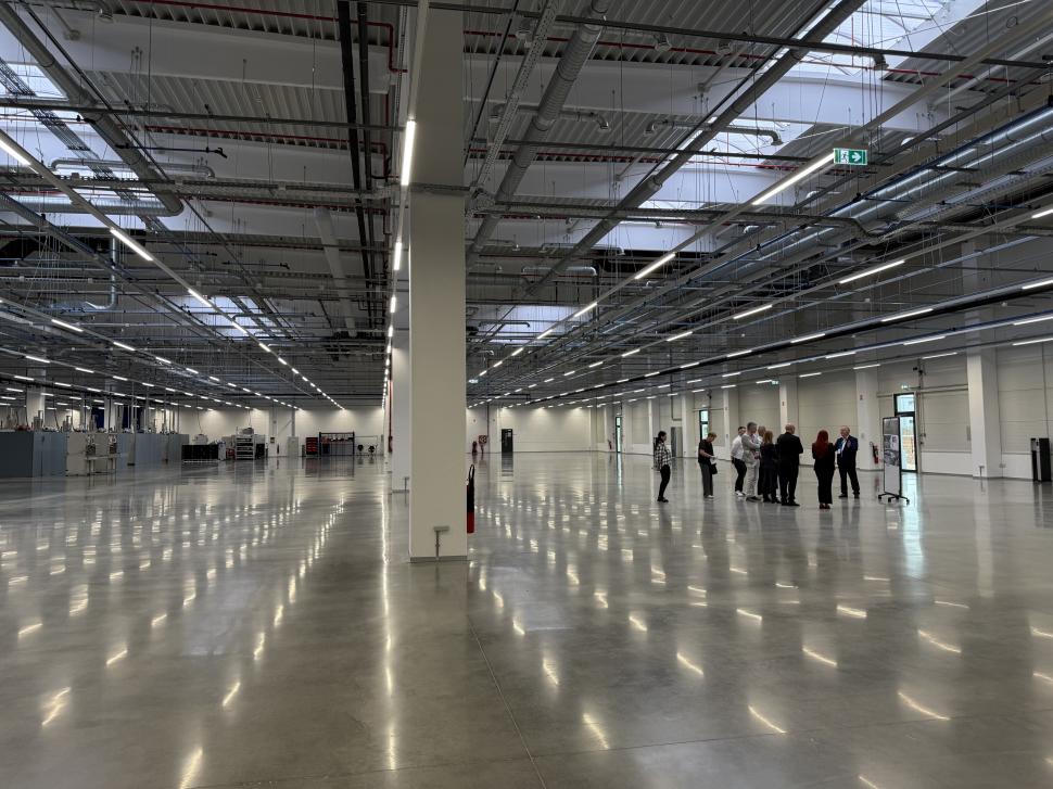 Orașul din România unde astăzi s-a deschis o fabrică de ventilatoare, de 30 de milioane de euro: Apar 450 de noi locuri de muncă 1073601