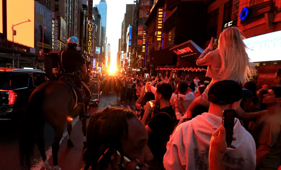 Primul Manhattanhenge din 2026 a colorat cu portocaliu New York-ul. Când mai poate fi văzut apusul de soare unic în lume anul acesta 1073440