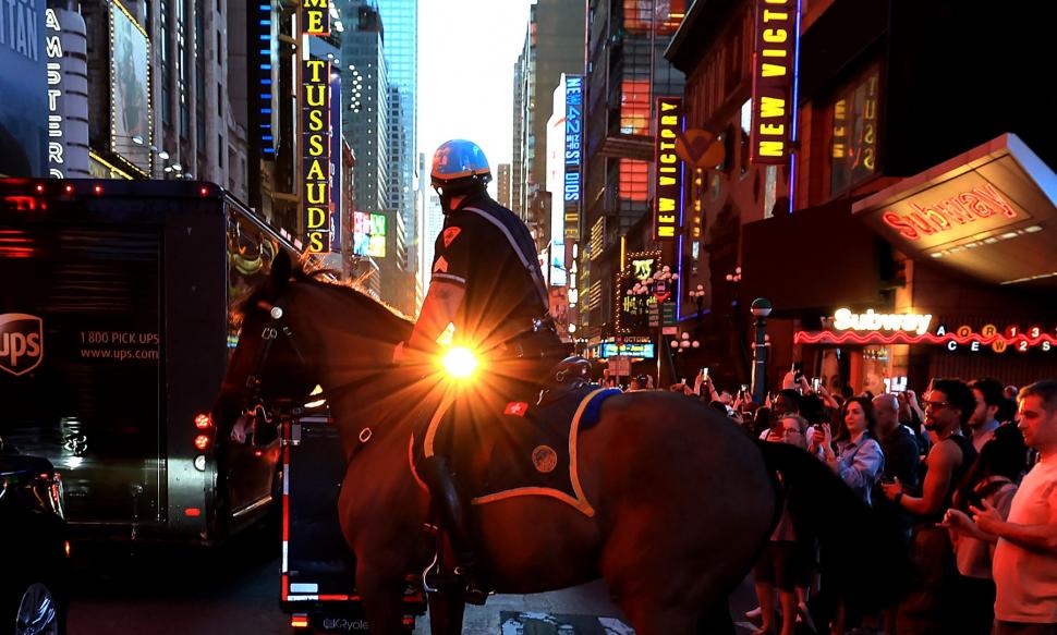 Primul Manhattanhenge din 2026 a colorat cu portocaliu New York-ul. Când mai poate fi văzut apusul de soare unic în lume anul acesta 1073441