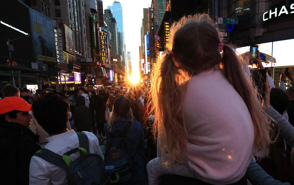 Primul Manhattanhenge din 2026 a colorat cu portocaliu New York-ul. Când mai poate fi văzut apusul de soare unic în lume anul acesta 1073442
