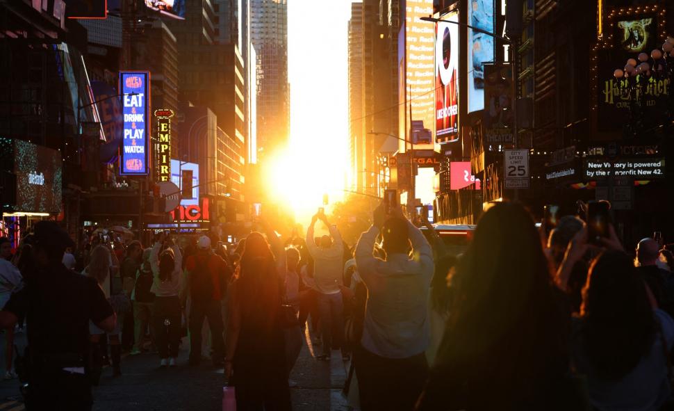 Primul Manhattanhenge din 2026 a colorat cu portocaliu New York-ul. Când mai poate fi văzut apusul de soare unic în lume anul acesta 1073443