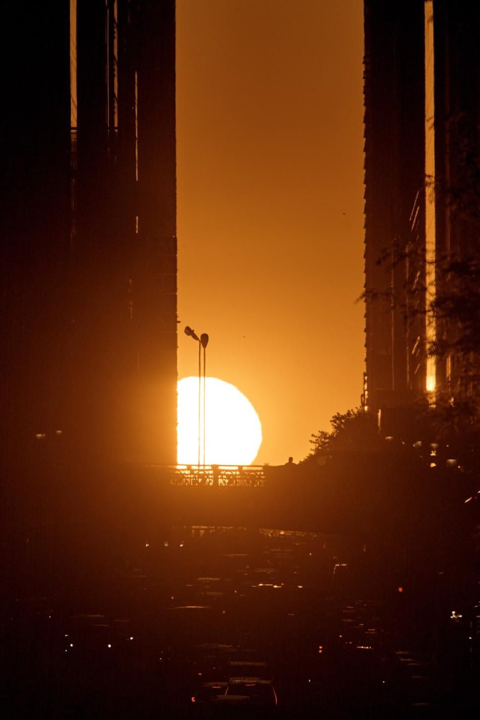 Primul Manhattanhenge din 2026 a colorat cu portocaliu New York-ul. Când mai poate fi văzut apusul de soare unic în lume anul acesta 1073444