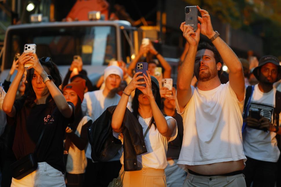 Primul Manhattanhenge din 2026 a colorat cu portocaliu New York-ul. Când mai poate fi văzut apusul de soare unic în lume anul acesta 1073445