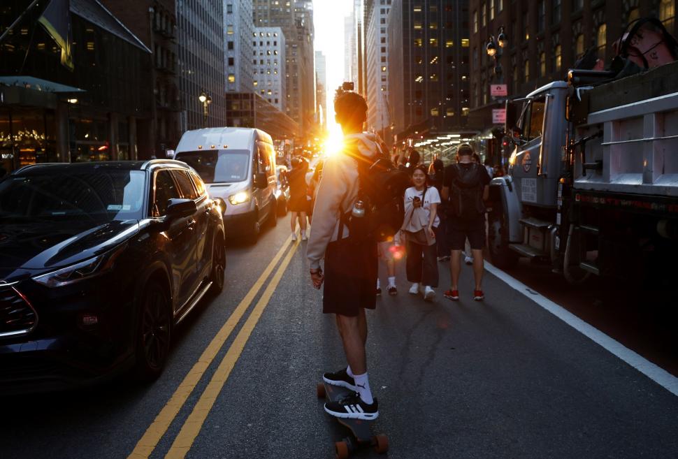 Primul Manhattanhenge din 2026 a colorat cu portocaliu New York-ul. Când mai poate fi văzut apusul de soare unic în lume anul acesta 1073446