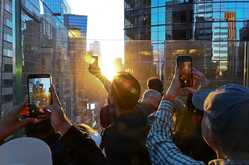 Primul Manhattanhenge din 2026 a colorat cu portocaliu New York-ul. Când mai poate fi văzut apusul de soare unic în lume anul acesta 1073447