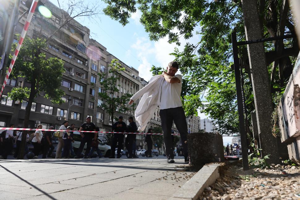 Un apicultor capturează un roi de albine de pe trotuar, la Piața Romană din București: Imagini cu „intervenția” de pe artera aglomerată 1073901