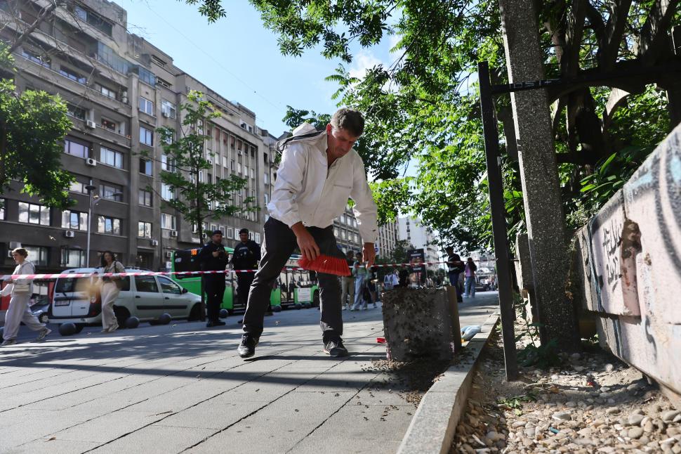 Un apicultor capturează un roi de albine de pe trotuar, la Piața Romană din București: Imagini cu „intervenția” de pe artera aglomerată 1073906