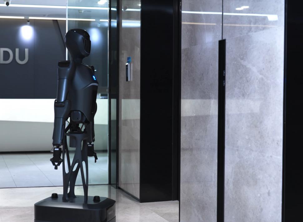 Un robot semi-umanoid, care învață meseria direct la locul de muncă, a fost prezentat de producători. Cum arată și unde se poate angaja 1073778
