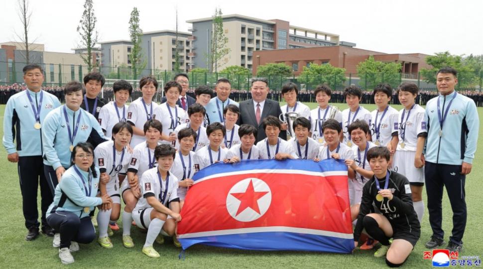 Fotbalistele care i-au adus lui Kim Jong Un cupa Asiei țopăie, plâng și râd, în același timp, când îl văd pe acesta pe teren VIDEO 1074220