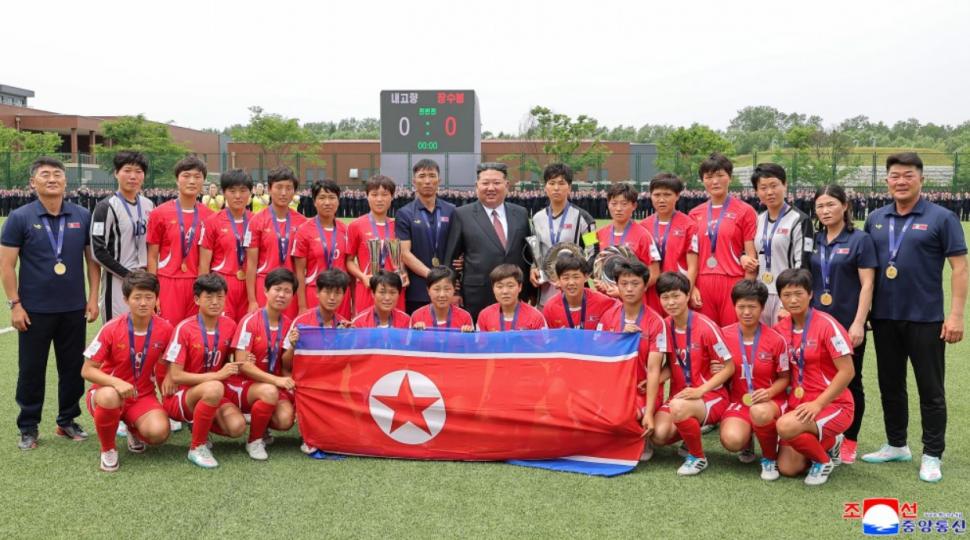 Fotbalistele care i-au adus lui Kim Jong Un cupa Asiei țopăie, plâng și râd, în același timp, când îl văd pe acesta pe teren VIDEO 1074221