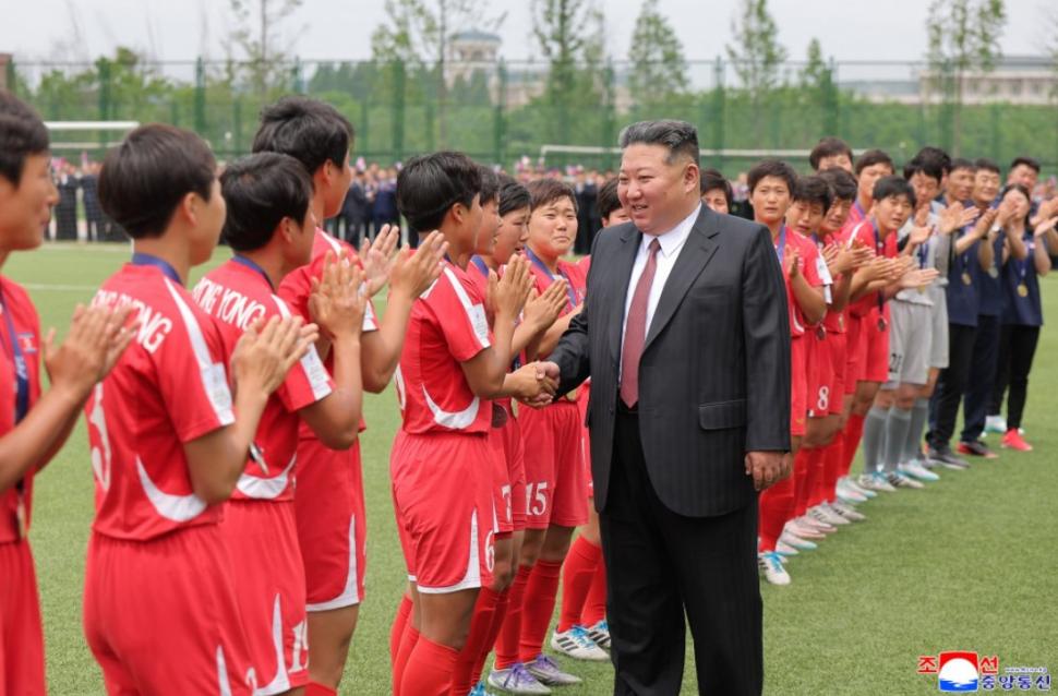Fotbalistele care i-au adus lui Kim Jong Un cupa Asiei țopăie, plâng și râd, în același timp, când îl văd pe acesta pe teren VIDEO 1074222