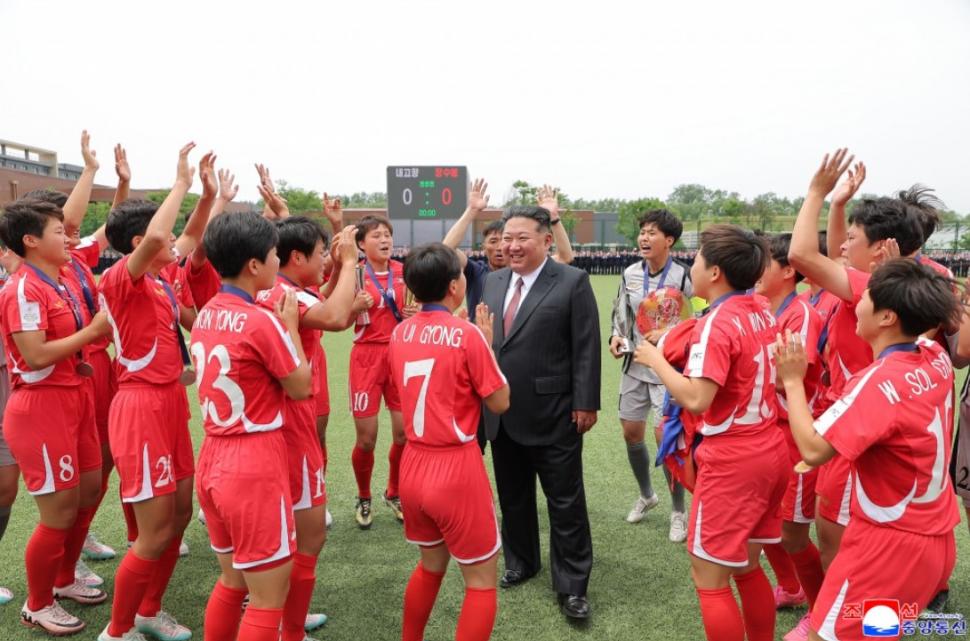 Fotbalistele care i-au adus lui Kim Jong Un cupa Asiei țopăie, plâng și râd, în același timp, când îl văd pe acesta pe teren VIDEO 1074223