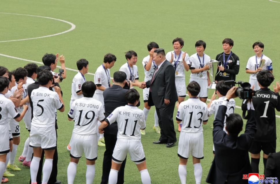 Fotbalistele care i-au adus lui Kim Jong Un cupa Asiei țopăie, plâng și râd, în același timp, când îl văd pe acesta pe teren VIDEO 1074224