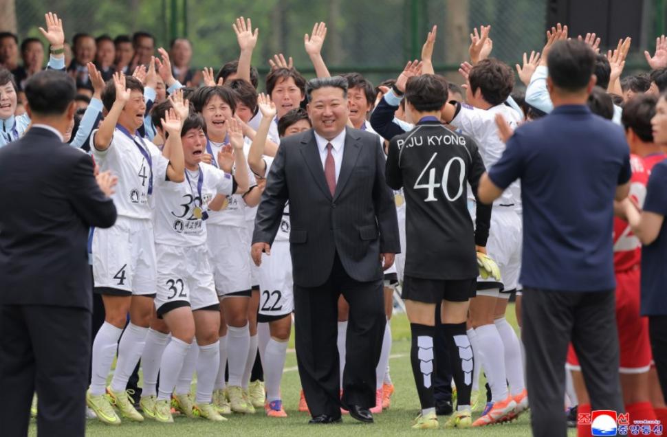 Fotbalistele care i-au adus lui Kim Jong Un cupa Asiei țopăie, plâng și râd, în același timp, când îl văd pe acesta pe teren VIDEO 1074225