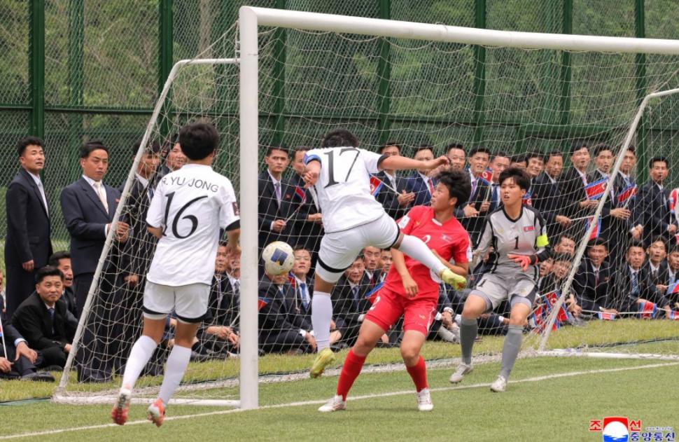 Fotbalistele care i-au adus lui Kim Jong Un cupa Asiei țopăie, plâng și râd, în același timp, când îl văd pe acesta pe teren VIDEO 1074226