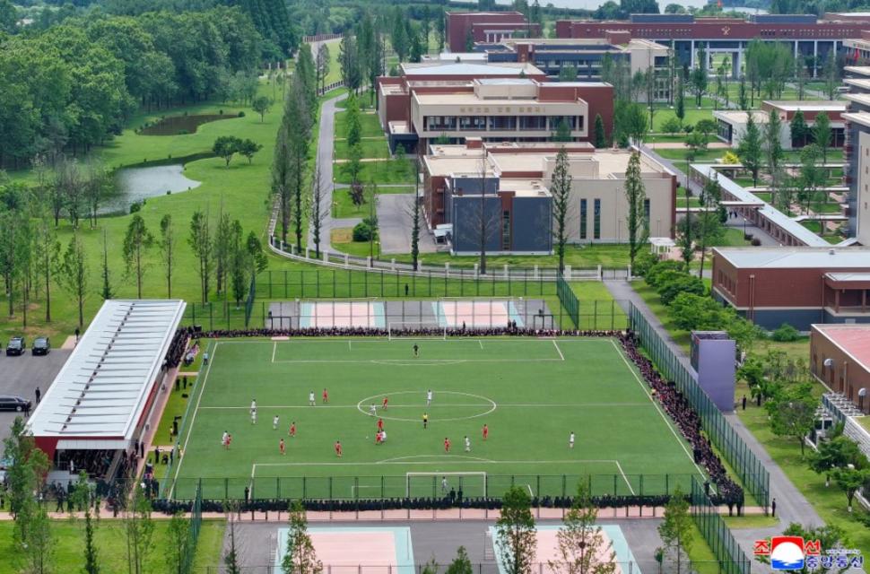 Fotbalistele care i-au adus lui Kim Jong Un cupa Asiei țopăie, plâng și râd, în același timp, când îl văd pe acesta pe teren VIDEO 1074227