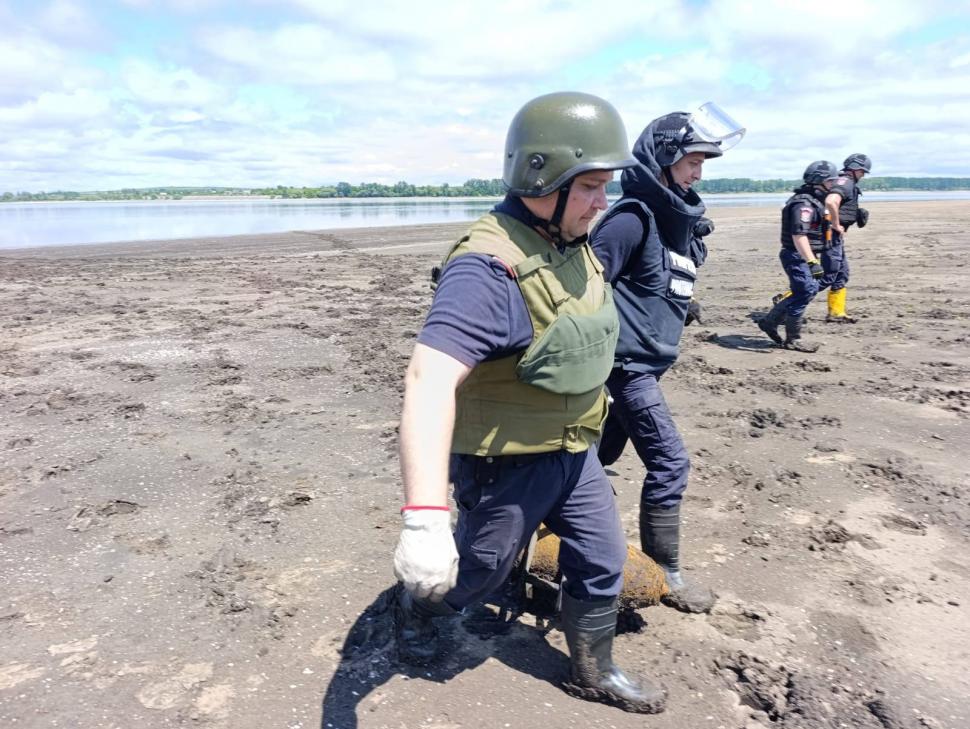 Imagini cu o bombă de aviaţie descoperită pe malul Prutului, în judeţul Botoşani. Pirotehniştii au aflat imediat de unde provine  1074118