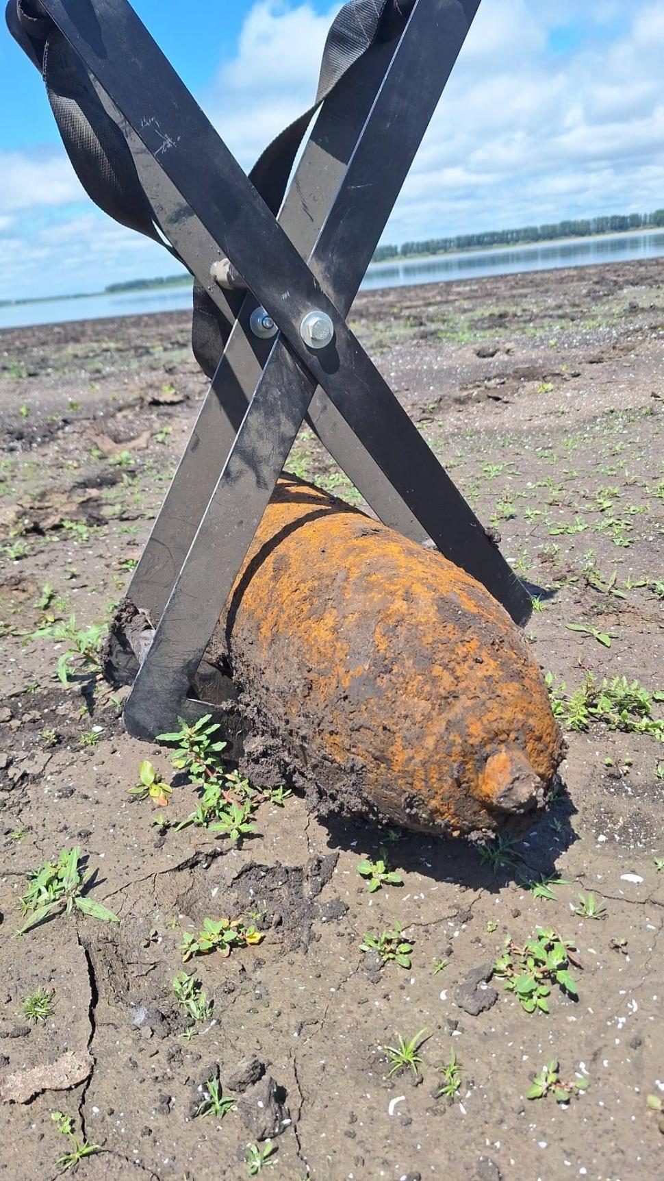 Imagini cu o bombă de aviaţie descoperită pe malul Prutului, în judeţul Botoşani. Pirotehniştii au aflat imediat de unde provine  1074119